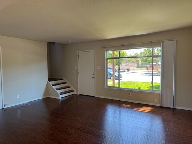 Building Photo - Located in Marina Gardens, great location!...