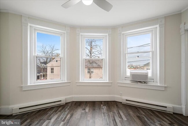 Building Photo - 402 S Loudoun St