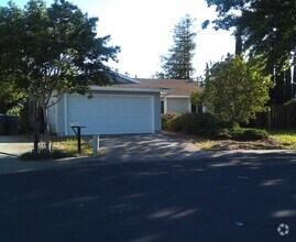 Building Photo - Back of the court close to Cambridge Eleme...