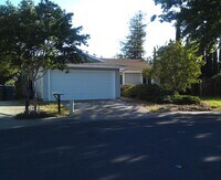 Building Photo - Back of the court close to Cambridge Eleme...