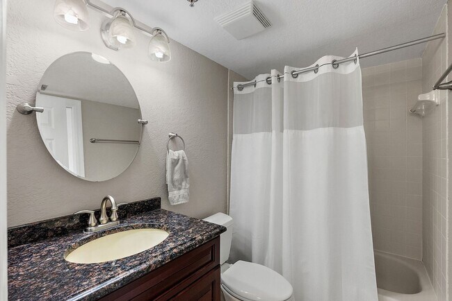 Building Photo - Spacious Waterfront 2/2 condo - Furn. or U...
