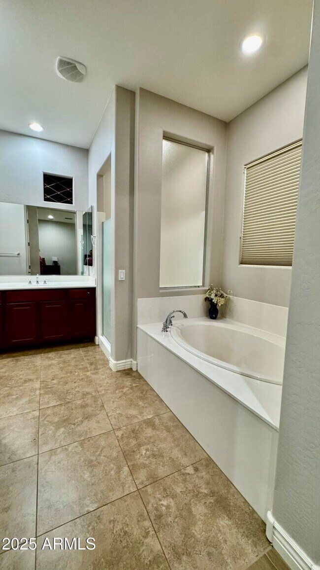 Building Photo - 2531 E Iris Dr