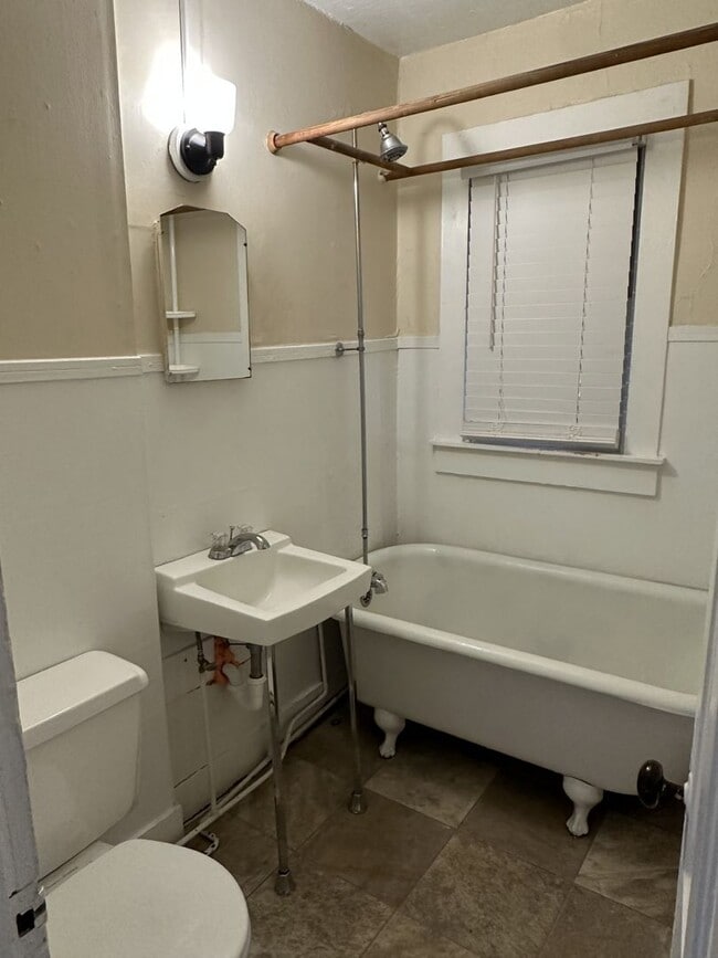 Building Photo - 160-162 Center Street