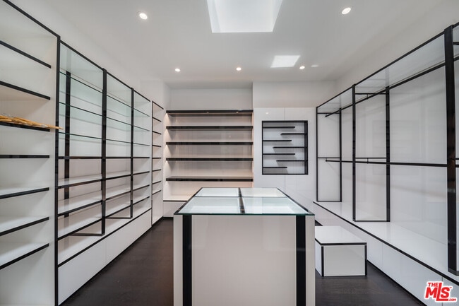 Building Photo - 511 N Rexford Dr