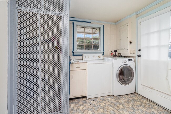 Building Photo - Coming Soon | $2,000/mo | Spacious Split-L...