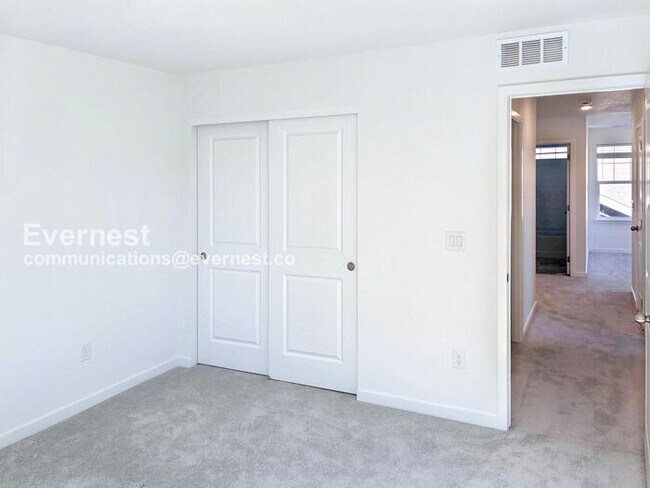 Building Photo - 740 Columbia St