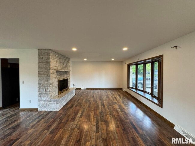 Building Photo - 3816 Ridgewood Dr