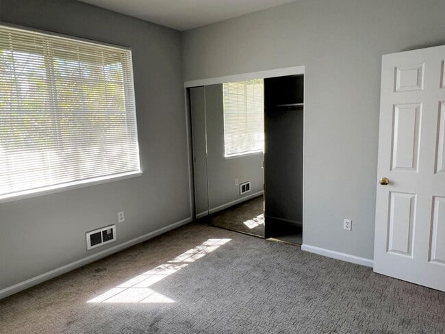 Building Photo - Spacious 2BR/2BA Redwood Shores Condo with Balcony, Natural Light & Garage Parking