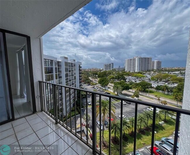 Building Photo - 800 Parkview Dr