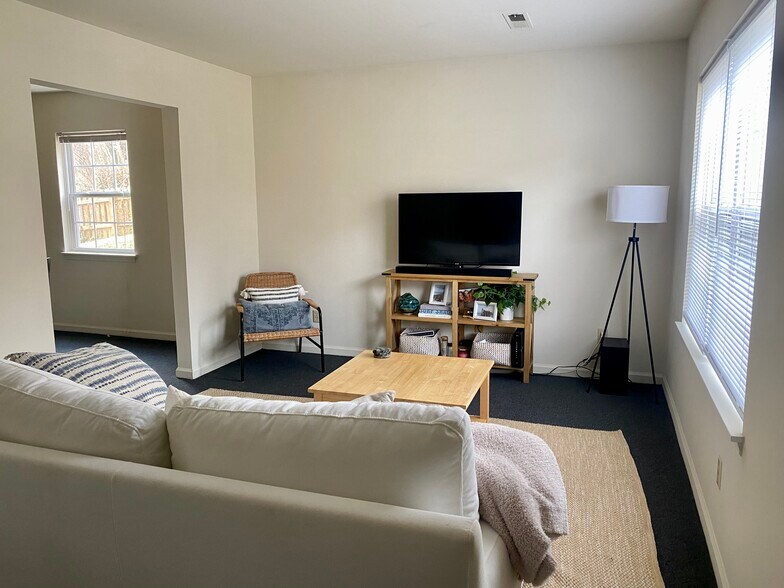 Building Photo - 1102A Grove St