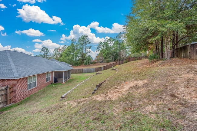 Building Photo - 4 Bedroom 2 bathroom