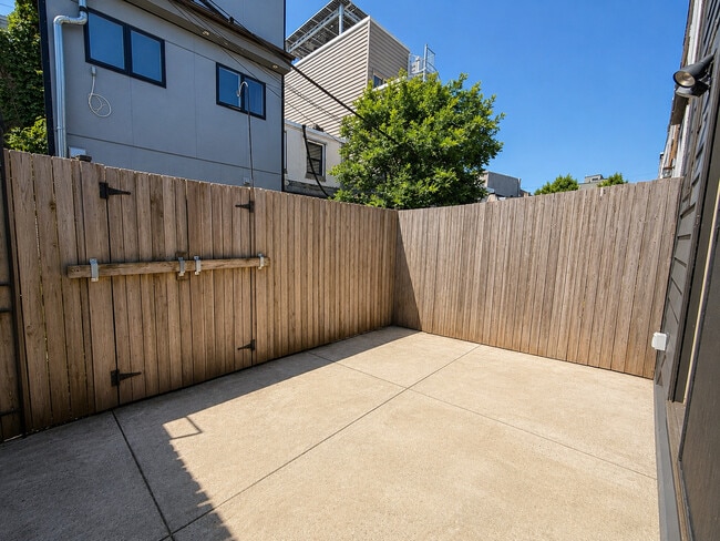 Building Photo - 2036 Carpenter St