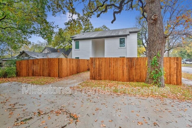 Building Photo - 101-103 E Bond St