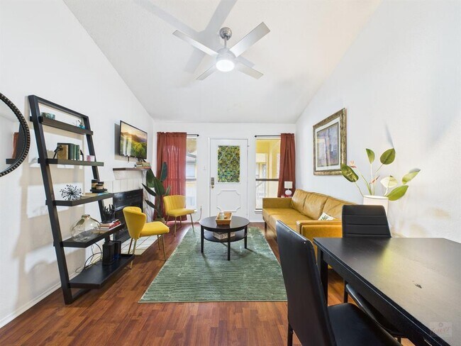 Building Photo - 806 W 24th St