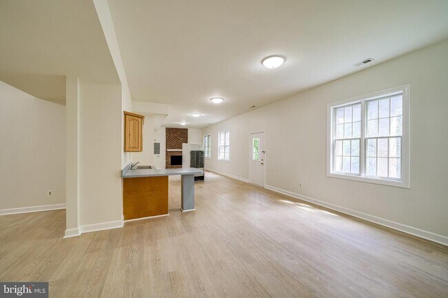 Building Photo - 6207 Woodland Lake Dr