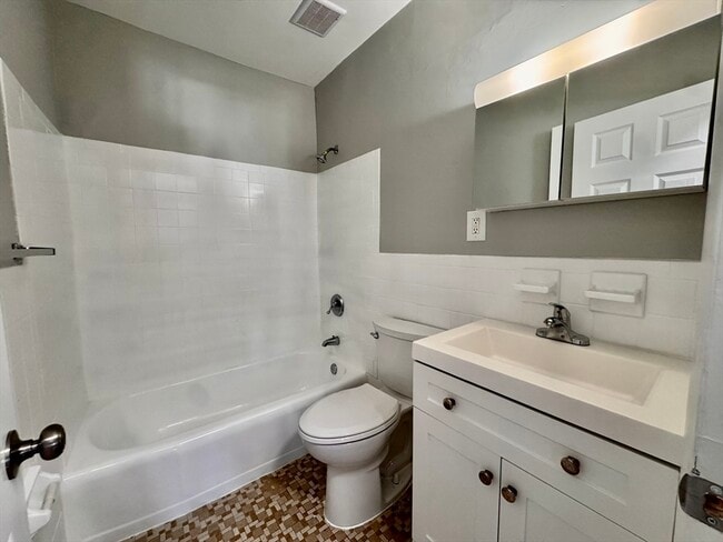 Building Photo - 837 River St