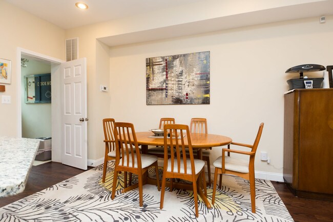 Building Photo - 1319 Corbin Pl NE