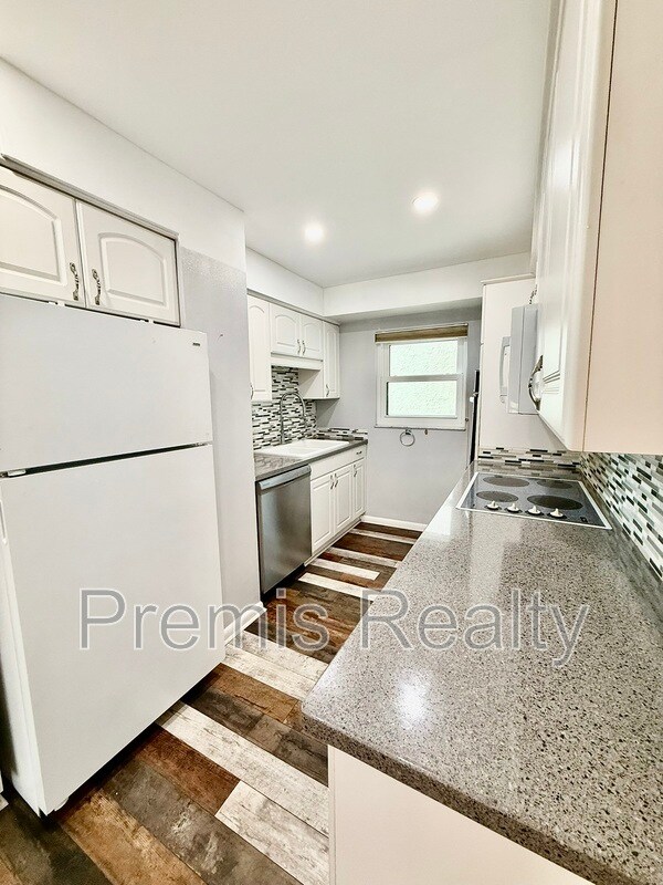 Building Photo - 2800 Cove Cay Dr