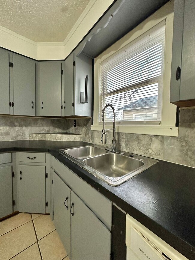 Building Photo - COMING SOON!!! -  Spacious 3-Bedroom Home Available to Lease!