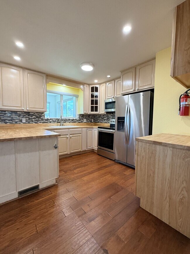Building Photo - 2245 Sandia Dr