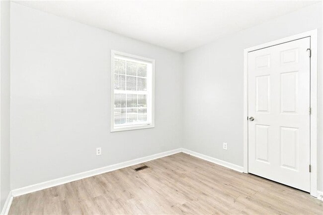 Building Photo - 229 Hampton Dr