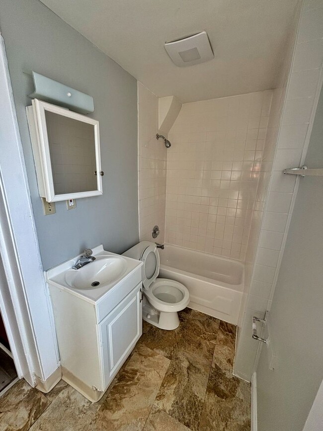 Building Photo - 3 bedroom, 1 bath Move in Ready Home featu...