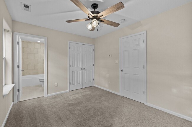 Building Photo - Welcome to this stunning 3-bedroom, 3.5-bath tri-level condo!