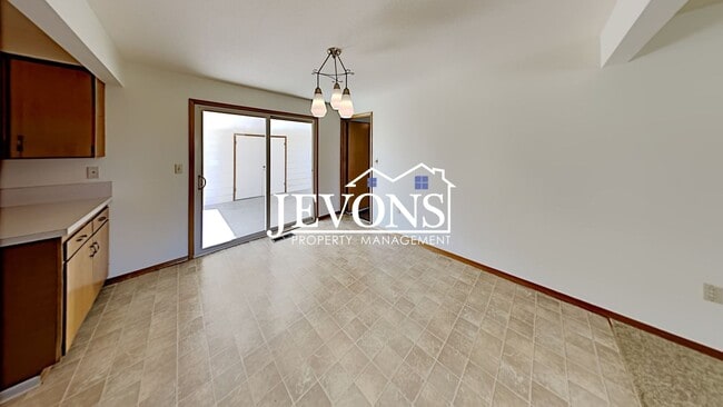 Building Photo - Spacious single-family home with a large f...