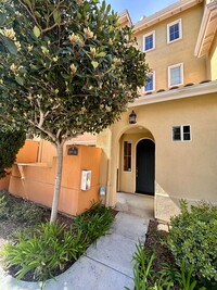 Building Photo - Luxury Tri-Level Townhome 2bd 2.5bth w Bon...