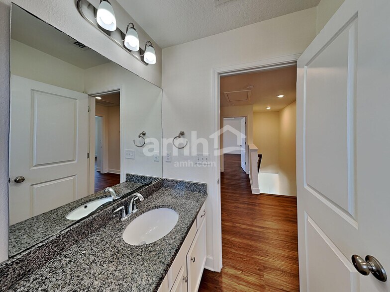 Building Photo - 3051 Creek Village Ln