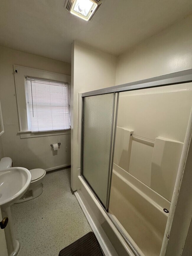 Building Photo - Studio in Downtown Eugene