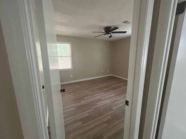 Building Photo - 19 Woodpond Ct