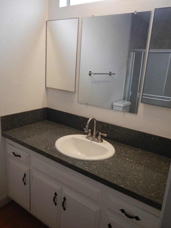 Building Photo - 130 Delano St