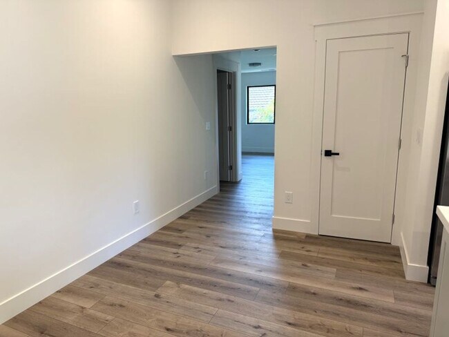 Building Photo - Beautifully Renovated, Pet Friendly Novato...