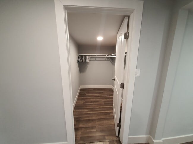 Closet - 6538 San Vincente St