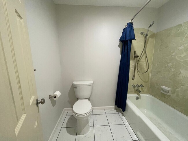 Building Photo - New Listing!