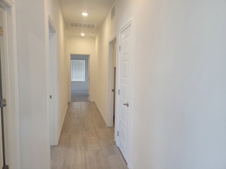 Building Photo - 600 N Carriage Hill Dr