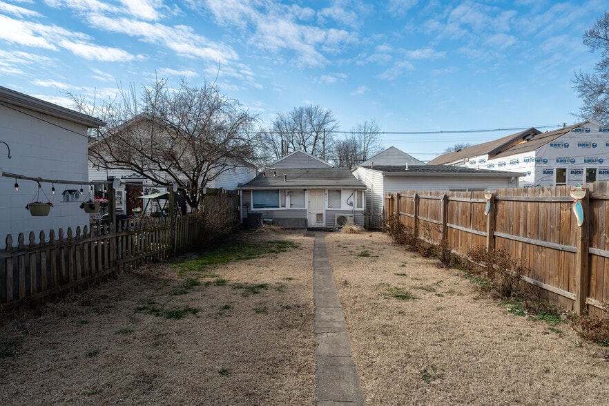 Building Photo - 837 E Burnett Ave