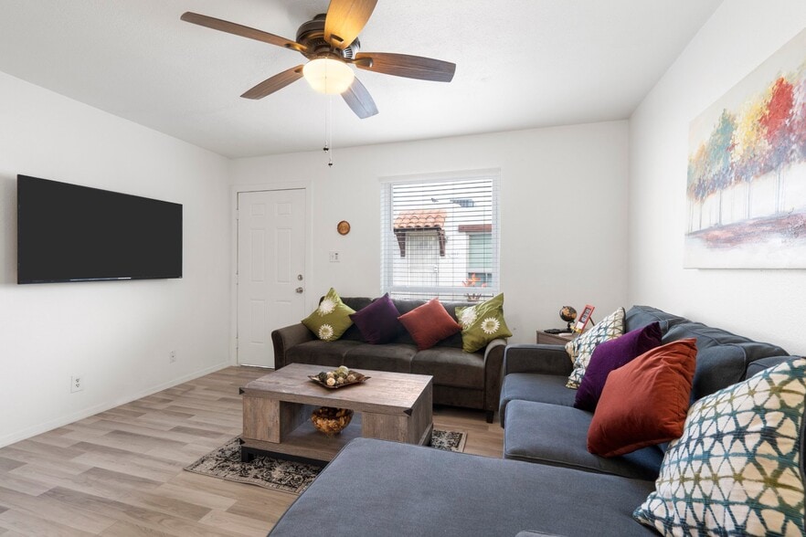 Building Photo - 8066 E Oak St