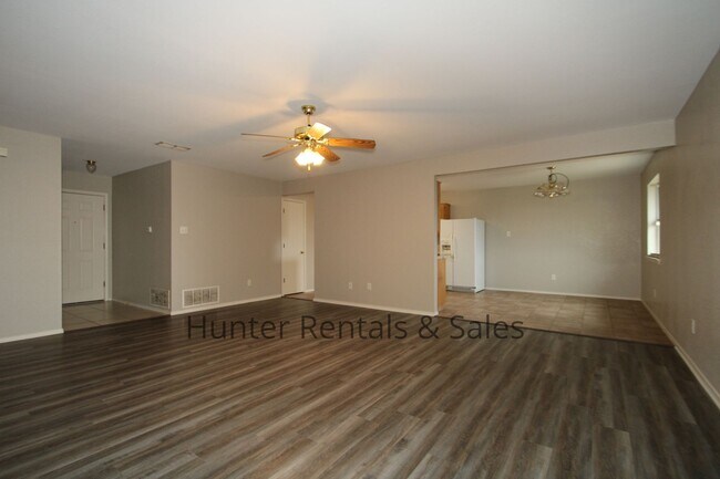 Building Photo - Hymesa Estates!