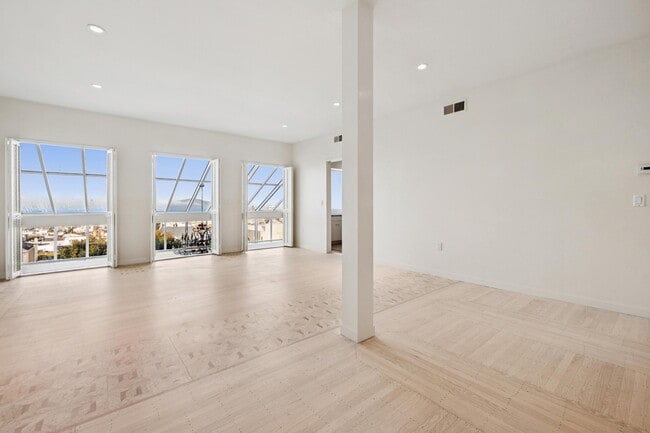 Building Photo - 2470 Broadway