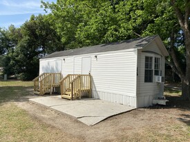 Building Photo - 9588 NE Jacksonville Rd