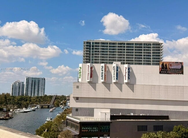 Building Photo - 1610 NW N River Dr