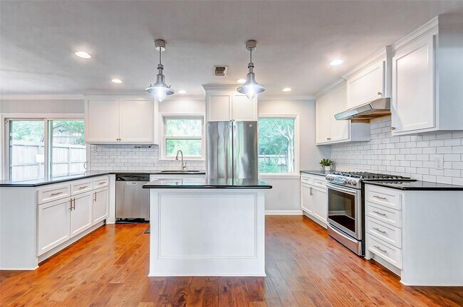 Building Photo - 515 Azaleadell Dr