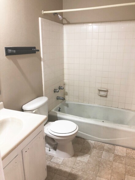 Master bathroom - 5272 Dresden Rd