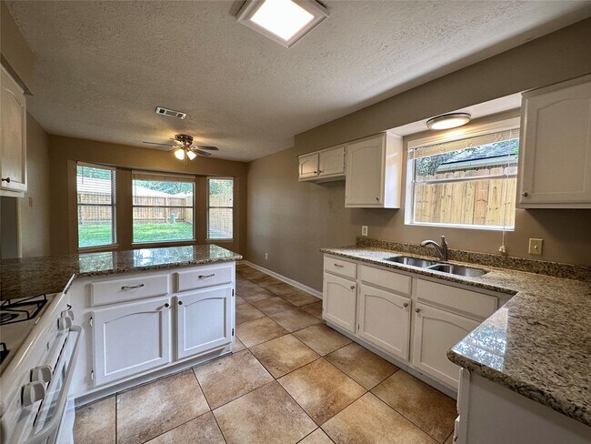 Building Photo - 2111 Rycroft Dr