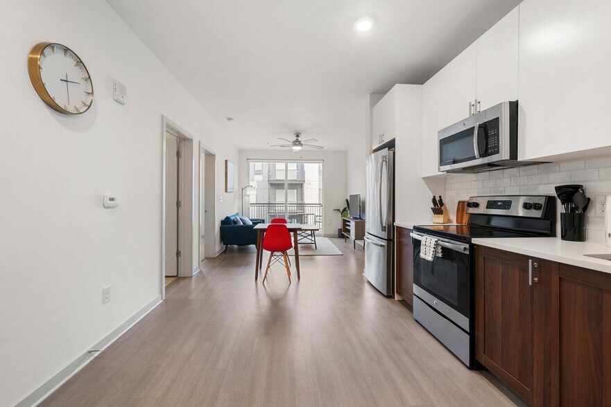 Building Photo - 633 E Main St