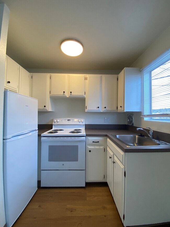 Building Photo - VALHALLA APTS