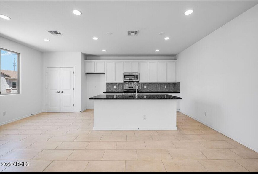 Building Photo - 14663 W Sand Hills Rd