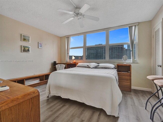 Building Photo - 3113 S Ocean Dr
